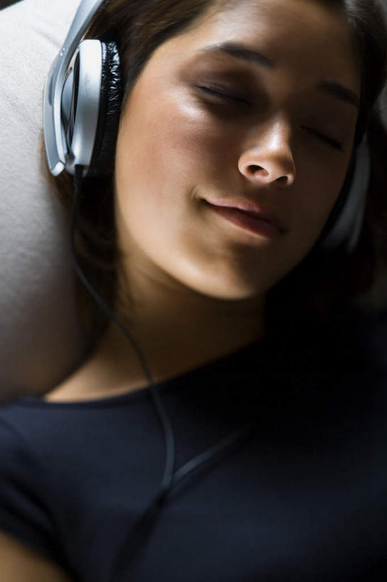 东方人,脸,头,脸颊,一个人,客厅,躺,闭眼,笑,微笑,竖图,俯视,室内,特写,白天,快乐,满意,幸福,沙发,亚洲,仅一个年轻女性,仅一个女性,仅一个人,服装,音响,音乐,听,休闲装,黄种人,娱乐,衣服,黑色,耳机,享受,休闲,休闲服,放松,服饰,起居室,舒适,享乐,布艺沙发,客堂,卧着,年轻女性,女人,女性,亚洲人,头部,脸部,脸蛋,面部,闭眼睛,闭着眼,闭着眼睛,躺着,卧,半身,彩图,高角度拍摄
