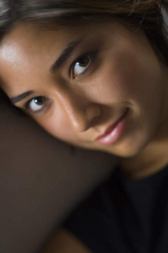 东方人,脸,头,脸颊,一个人,客厅,躺,笑,微笑,竖图,俯视,室内,特写,白天,沙发,亚洲,仅一个年轻女性,仅一个女性,仅一个人,服装,注视,休闲装,黄种人,衣服,黑色,观察,看,休闲,休闲服,服饰,观看,察看,起居室,关注,布艺沙发,客堂,卧着,年轻女性,女人,女性,亚洲人,头部,脸部,脸蛋,面部,躺着,卧,半身,彩图,高角度拍摄