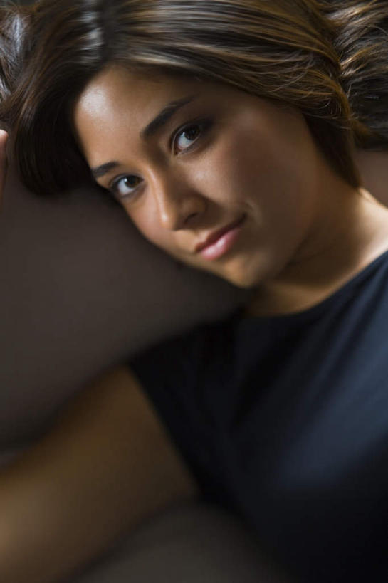 东方人,脸,头,脸颊,一个人,客厅,躺,笑,微笑,竖图,俯视,室内,特写,白天,沙发,亚洲,仅一个年轻女性,仅一个女性,仅一个人,服装,注视,休闲装,黄种人,衣服,黑色,观察,看,休闲,休闲服,服饰,观看,察看,起居室,关注,布艺沙发,客堂,卧着,年轻女性,女人,女性,亚洲人,头部,脸部,脸蛋,面部,躺着,卧,半身,彩图,高角度拍摄