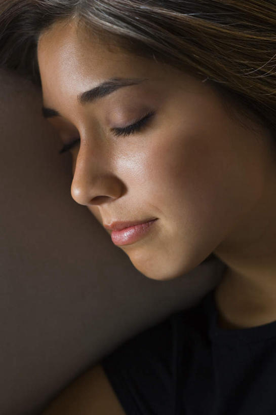 东方人,脸,头,脸颊,一个人,客厅,躺,闭眼,笑,睡,微笑,竖图,俯视,室内,特写,白天,沙发,亚洲,仅一个年轻女性,仅一个女性,仅一个人,服装,休闲装,黄种人,衣服,黑色,休闲,休闲服,服饰,起居室,布艺沙发,客堂,卧着,年轻女性,女人,女性,亚洲人,头部,脸部,脸蛋,面部,闭眼睛,闭着眼,闭着眼睛,困,困觉,寝息,睡觉,躺着,卧,半身,彩图,高角度拍摄