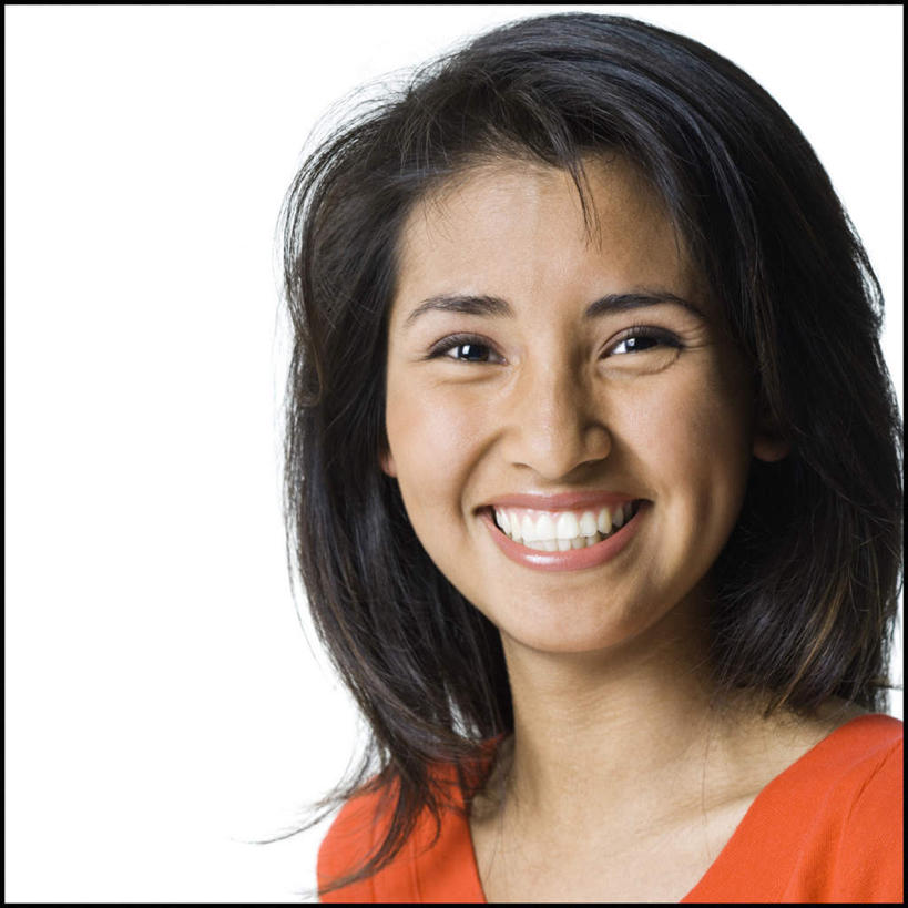 西方人,脸,头,脸颊,头发,一个人,笑,微笑,露齿笑,方图,室内,特写,白天,白色背景,正面,欧洲,欧洲人,仅一个年轻女性,仅一个女性,仅一个人,服装,注视,休闲装,肩膀,衣服,黑色,观察,看,休闲,休闲服,橙色,摄影,服饰,影棚,观看,察看,关注,年轻女性,女人,女性,白种人,头部,长发,直发,脸部,脸蛋,面部,半身,彩图,影棚拍摄,拍摄