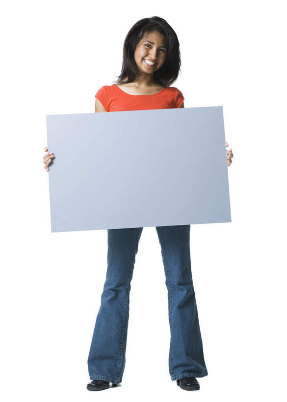 西方人,一个人,站,笑,微笑,露齿笑,竖图,室内,白天,白色背景,正面,指示牌,欧洲,欧洲人,仅一个年轻女性,仅一个女性,仅一个人,握,服装,裤子,拿,拿着,注视,牛仔裤,休闲装,标识,标记,一个,衣服,灰色,观察,看,站着,休闲,休闲服,橙色,握着,摄影,服饰,影棚,单个,观看,察看,关注,表记,标帜,年轻女性,女人,女性,白种人,站立,彩图,全身,影棚拍摄,拍摄