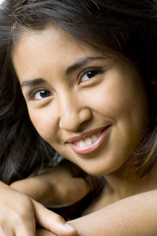 西方人,脸,头,脸颊,头发,一个人,抱,笑,微笑,露齿笑,竖图,室内,特写,白天,侧面,欧洲,欧洲人,仅一个年轻女性,仅一个女性,仅一个人,扭头,注视,黑色,观察,看,转头,抱着,观看,察看,搂着,关注,年轻女性,女人,女性,白种人,头部,长发,直发,脸部,脸蛋,面部,搂,搂抱,半身,彩图