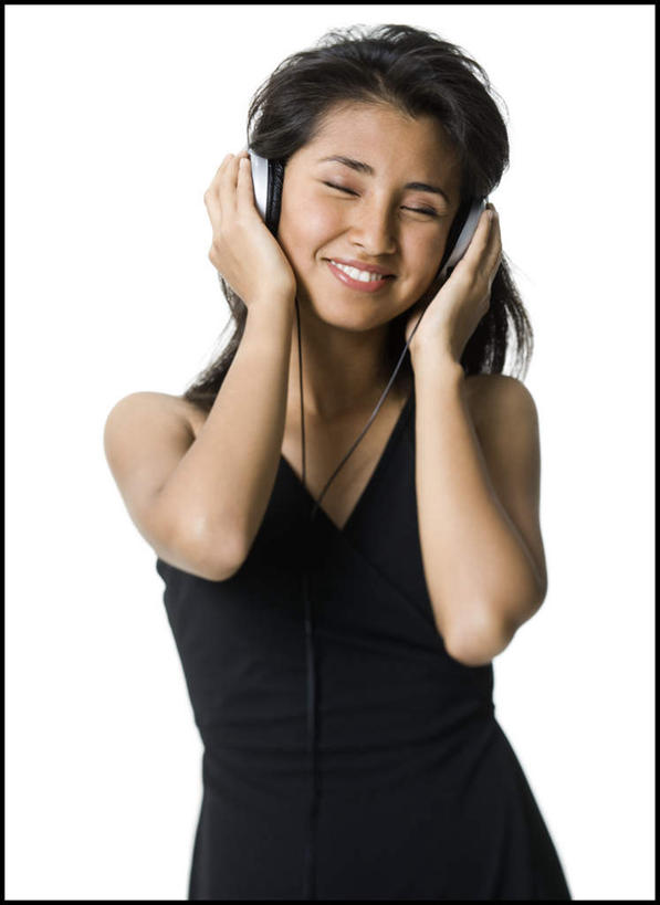 西方人,一个人,闭眼,笑,摸,微笑,露齿笑,竖图,室内,白天,白色背景,正面,快乐,满意,幸福,吊带,欧洲,欧洲人,仅一个年轻女性,仅一个女性,仅一个人,抚摸,服装,音响,音乐,听,吊带衫,娱乐,衣服,黑色,耳机,享受,休闲,放松,摄影,服饰,影棚,舒适,享乐,衣着,穿着,衣饰,年轻女性,女人,女性,白种人,闭眼睛,闭着眼,闭着眼睛,触摸,接触,半身,彩图,影棚拍摄,拍摄