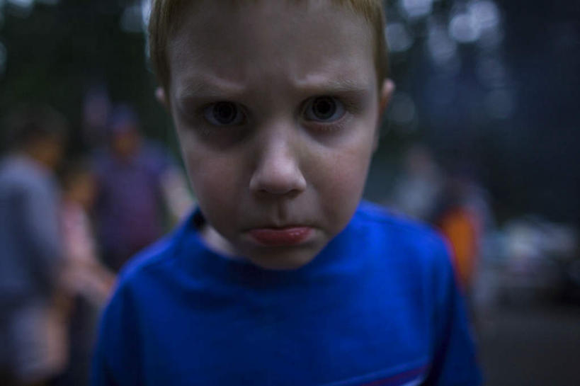 西方人,儿童,脸,头,脸颊,一个人,站,横图,室外,特写,白天,正面,失败,纯洁,欧洲,欧洲人,仅一个男性,仅一个人,服装,沮丧,朦胧,模糊,注视,休闲装,肩膀,小孩,衣服,蓝色,观察,看,站着,仅一个小孩,休闲,难受,休闲服,可爱,童年,童趣,无奈,服饰,观看,失望,悲伤,察看,伤心,难过,关注,失落,童真,烂漫,无邪,颓废,挫败,受挫,落败,落空,错过,失足,失意,失策,失算,颓丧,衰颓,悲哀,懊丧,颓靡,气馁,丧气,败北,挫折,失利,天真,男孩,男人,男性,白种人,孩子,头部,脸部,脸蛋,面部,站立,半身,彩图,男生