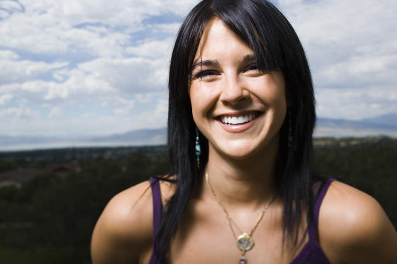 西方人,脸,头,脸颊,头发,一个人,笑,微笑,露齿笑,横图,室外,特写,白天,正面,草地,草坪,植物,项链,吊带,欧洲,欧洲人,仅一个年轻女性,仅一个女性,仅一个人,阴影,服装,光线,影子,云,云朵,云彩,注视,吊带衫,肩膀,装饰品,草,衣服,蓝色,绿色,黑色,白云,蓝天,天空,阳光,耳环,饰品,首饰,天,观察,看,服饰,晴朗,观看,察看,衣着,穿着,关注,耳饰,衣饰,年轻女性,女人,女性,白种人,头部,长发,直发,脸部,脸蛋,面部,晴空,半身,彩图