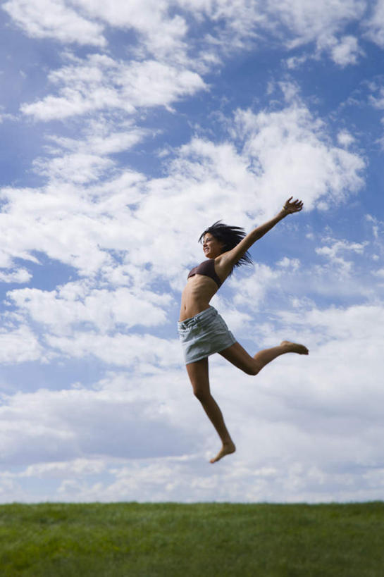 西方人,一个人,跳,举,伸展双臂,竖图,室外,白天,仰视,草地,草坪,植物,欧洲,欧洲人,仅一个年轻女性,仅一个女性,仅一个人,阴影,服装,光线,影子,地平线,云,云朵,辽阔,地面,半空,云彩,休闲装,草,衣服,蓝色,绿色,白云,蓝天,天空,阳光,天,托,休闲,广阔,休闲服,服饰,晴朗,张开双腿,一望无际,延伸,天地相交,无边无际,一马平川,展开双腿,年轻女性,女人,女性,白种人,晴空,敞开双臂,举起,举手,举着,伸开双臂,跳跃,向上举,向上伸,向上托,展开双肩,张开手臂,张开双臂,彩图,低角度拍摄,全身,伸展双腿