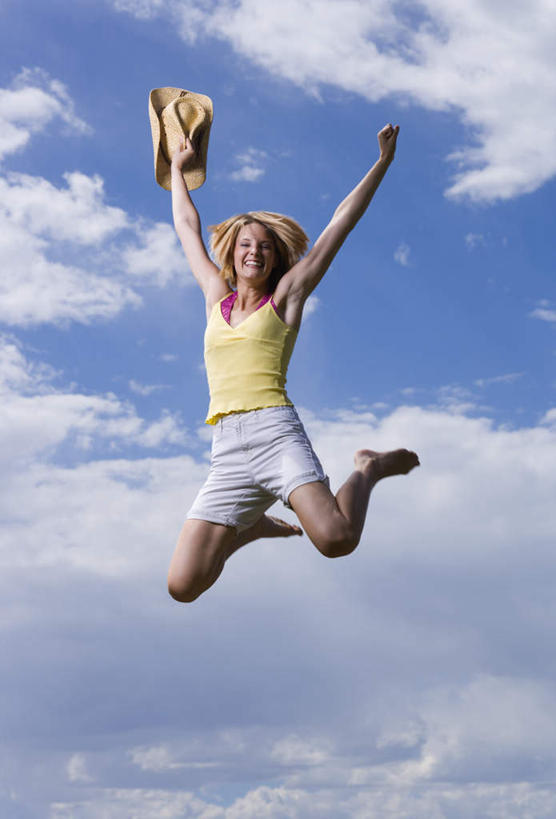 西方人,一个人,跳,举,伸展双臂,竖图,室外,白天,仰视,帽子,欧洲,欧洲人,仅一个年轻女性,仅一个女性,仅一个人,握,阴影,服装,光线,草帽,影子,云,云朵,半空,拿,云彩,拿着,注视,休闲装,衣服,蓝色,白云,蓝天,天空,阳光,天,观察,看,托,休闲,休闲服,握着,服饰,晴朗,观看,察看,关注,年轻女性,女人,女性,白种人,晴空,敞开双臂,举起,举手,举着,伸开双臂,跳跃,向上举,向上伸,向上托,展开双肩,张开手臂,张开双臂,彩图,低角度拍摄,全身