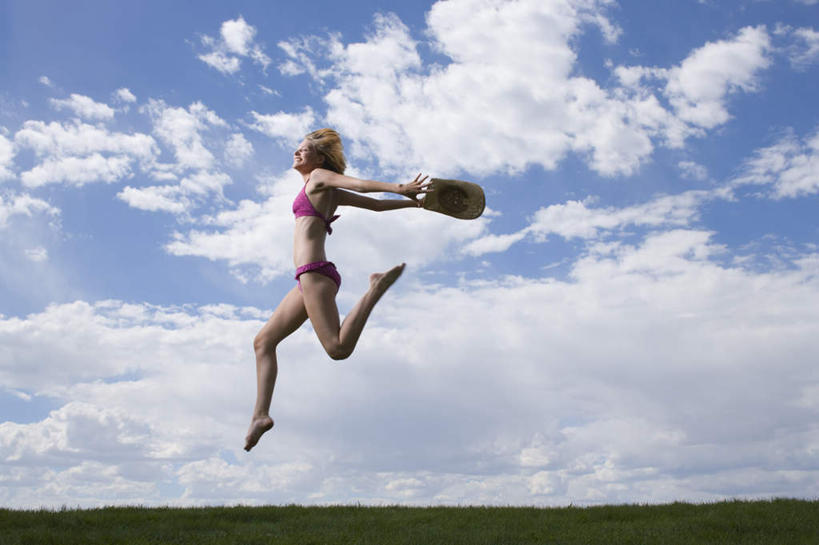 西方人,一个人,跳,举,伸展双臂,横图,室外,白天,仰视,泳装,比基尼,草地,草坪,植物,帽子,欧洲,欧洲人,仅一个年轻女性,仅一个女性,仅一个人,握,阴影,光线,草帽,影子,地平线,云,云朵,辽阔,地面,半空,拿,云彩,拿着,注视,草,蓝色,绿色,白云,蓝天,天空,阳光,天,观察,看,托,广阔,握着,晴朗,观看,一望无际,察看,关注,延伸,天地相交,无边无际,一马平川,年轻女性,女人,女性,白种人,晴空,敞开双臂,举起,举手,举着,伸开双臂,跳跃,向上举,向上伸,向上托,展开双肩,张开手臂,张开双臂,彩图,低角度拍摄,全身,三点式,泳衣