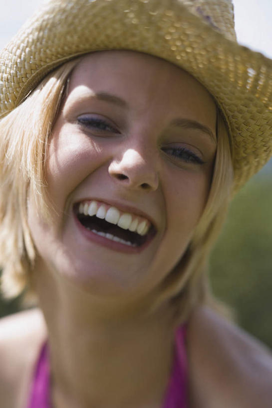 西方人,脸,头,脸颊,头发,一个人,笑,大笑,竖图,室外,特写,白天,正面,泳装,比基尼,兴奋,草地,草坪,植物,帽子,欧洲,欧洲人,仅一个年轻女性,仅一个女性,仅一个人,朦胧,模糊,草帽,注视,草,粉色,黄色,绿色,观察,看,张嘴,观看,察看,关注,张大嘴巴,哈哈大笑,一顶,年轻女性,女人,女性,白种人,头部,直发,脸部,脸蛋,面部,张开嘴,半身,彩图,三点式,泳衣,高兴,狂笑,短发