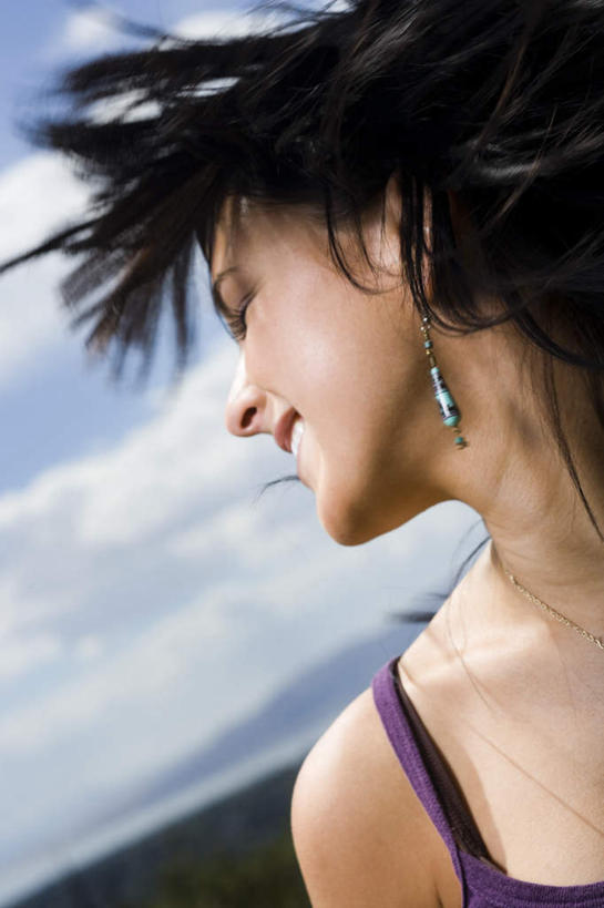 西方人,脸,头,脸颊,脖子,头发,一个人,笑,微笑,露齿笑,竖图,室外,特写,白天,仰视,吊带,欧洲,欧洲人,仅一个年轻女性,仅一个女性,仅一个人,阴影,服装,光线,影子,云,云朵,云彩,扭头,吊带衫,肩膀,装饰品,衣服,蓝色,黑色,白云,蓝天,天空,阳光,耳环,饰品,首饰,天,转头,服饰,晴朗,衣着,穿着,耳饰,衣饰,年轻女性,女人,女性,白种人,头部,直发,脖,颈,颈部,脸部,脸蛋,面部,晴空,半身,彩图,低角度拍摄,短发