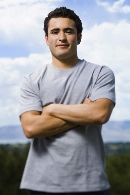 西方人,一个人,站,笑,双手交叉,微笑,竖图,室外,白天,正面,草地,草坪,植物,欧洲,欧洲人,仅一个男性,仅一个人,阴影,服装,光线,影子,云,云朵,云彩,注视,休闲装,草,仅一个年轻男性,衣服,蓝色,绿色,灰色,白云,蓝天,天空,阳光,天,观察,看,站着,休闲,休闲服,服饰,晴朗,观看,察看,双手抱胸,关注,男人,男性,年轻男性,白种人,晴空,站立,半身,彩图