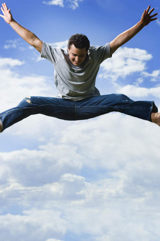 西方人,一个人,跳,举,伸展双臂,竖图,室外,白天,仰视,欧洲,欧洲人,仅一个男性,仅一个人,阴影,服装,裤子,光线,影子,云,云朵,半空,云彩,注视,牛仔裤,休闲装,仅一个年轻男性,衣服,蓝色,灰色,白云,蓝天,天空,阳光,天,观察,看,托,休闲,休闲服,服饰,晴朗,观看,张开双腿,察看,关注,展开双腿,男人,男性,年轻男性,白种人,晴空,敞开双臂,举起,举手,举着,伸开双臂,跳跃,向上举,向上伸,向上托,展开双肩,张开手臂,张开双臂,半身,彩图,低角度拍摄,伸展双腿