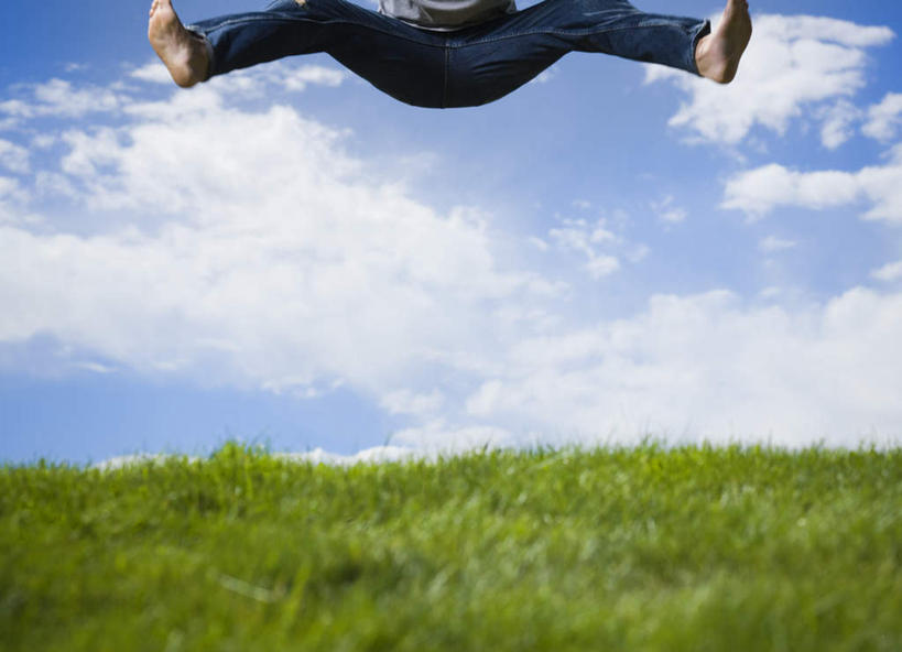 西方人,一个人,跳,横图,室外,白天,仰视,草地,草坪,植物,欧洲,欧洲人,仅一个男性,仅一个人,阴影,裤子,光线,影子,地平线,云,云朵,辽阔,地面,半空,云彩,牛仔裤,草,仅一个年轻男性,蓝色,绿色,白云,蓝天,天空,阳光,天,广阔,晴朗,张开双腿,一望无际,延伸,天地相交,无边无际,一马平川,展开双腿,男人,男性,年轻男性,白种人,晴空,跳跃,半身,彩图,低角度拍摄,伸展双腿