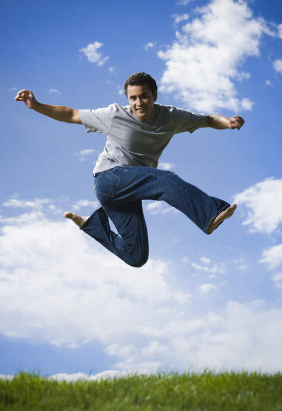 西方人,一个人,跳,伸展双臂,竖图,室外,白天,仰视,草地,草坪,植物,欧洲,欧洲人,仅一个男性,仅一个人,阴影,服装,裤子,光线,影子,地平线,云,云朵,辽阔,地面,半空,云彩,注视,牛仔裤,休闲装,草,仅一个年轻男性,衣服,蓝色,绿色,白云,蓝天,天空,阳光,天,观察,看,休闲,广阔,休闲服,服饰,晴朗,观看,一望无际,察看,关注,延伸,天地相交,无边无际,一马平川,男人,男性,年轻男性,白种人,晴空,敞开双臂,伸开双臂,跳跃,展开双肩,张开手臂,张开双臂,彩图,低角度拍摄,全身