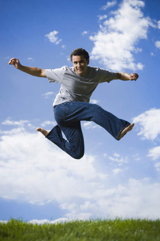 西方人,一个人,跳,伸展双臂,竖图,室外,白天,仰视,草地,草坪,植物,欧洲,欧洲人,仅一个男性,仅一个人,阴影,服装,裤子,光线,影子,地平线,云,云朵,辽阔,地面,半空,云彩,注视,牛仔裤,休闲装,草,仅一个年轻男性,衣服,蓝色,绿色,白云,蓝天,天空,阳光,天,观察,看,休闲,广阔,休闲服,服饰,晴朗,观看,一望无际,察看,关注,延伸,天地相交,无边无际,一马平川,男人,男性,年轻男性,白种人,晴空,敞开双臂,伸开双臂,跳跃,展开双肩,张开手臂,张开双臂,彩图,低角度拍摄,全身