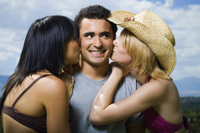 西方人,三个人,伙伴,朋友,站,抱,笑,吻,微笑,露齿笑,横图,室外,白天,正面,泳装,比基尼,爱情,友谊,帽子,欧洲,欧洲人,阴影,服装,光线,草帽,影子,云,云朵,浪漫,云彩,注视,休闲装,衣服,蓝色,白云,蓝天,天空,阳光,天,观察,看,站着,休闲,温暖,温馨,休闲服,恩爱,恋人,服饰,晴朗,抱着,观看,和睦,察看,搂着,关注,友情,男人,男性,年轻男性,年轻女性,女人,女性,白种人,情侣,晴空,怀抱,搂,搂抱,亲,亲吻,相抱,拥抱,站立,半身,彩图,三点式,泳衣,伴侣,融洽