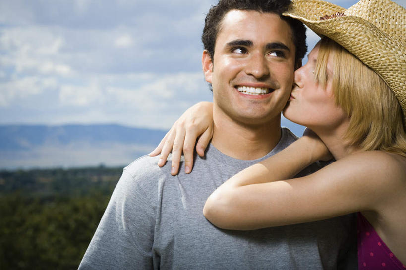 西方人,两个人,站,抱,笑,吻,微笑,露齿笑,横图,室外,白天,正面,泳装,比基尼,爱情,帽子,欧洲,欧洲人,阴影,服装,光线,草帽,影子,云,云朵,浪漫,云彩,注视,休闲装,衣服,蓝色,白云,蓝天,天空,阳光,天,观察,看,站着,休闲,温暖,温馨,休闲服,恩爱,恋人,服饰,晴朗,抱着,观看,和睦,察看,搂着,关注,男人,男性,年轻男性,年轻女性,女人,女性,白种人,情侣,晴空,怀抱,搂,搂抱,亲,亲吻,相抱,拥抱,站立,半身,彩图,三点式,泳衣,伴侣,融洽