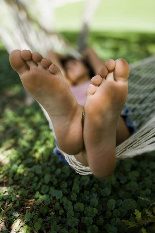 西方人,腿部,脚,脚趾,脚趾甲,腿,一个人,躺,闭眼,睡,竖图,俯视,室外,特写,白天,草地,草坪,植物,床,吊床,欧洲,欧洲人,仅一个年轻女性,仅一个女性,仅一个人,吊挂,悬挂,阴影,服装,朦胧,模糊,光线,影子,挂,休闲装,光脚,草,衣服,绿色,阳光,享受,休闲,赤脚,休闲服,服饰,安逸,安适,清闲,卧着,年轻女性,女人,女性,白种人,脚指甲,闭眼睛,闭着眼,闭着眼睛,困,困觉,寝息,睡觉,躺着,卧,彩图,高角度拍摄,全身