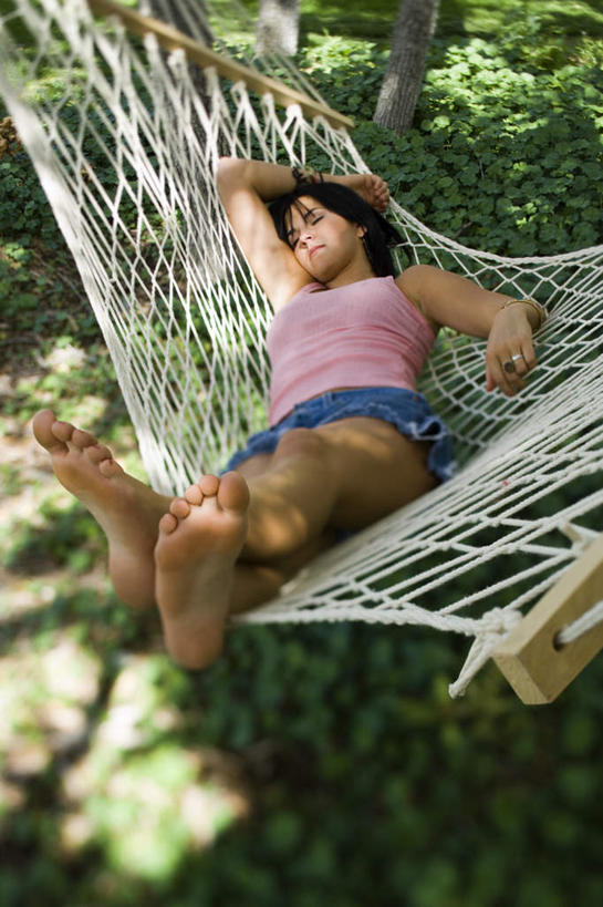 西方人,腿部,脚,脚趾,脚趾甲,腿,一个人,躺,闭眼,睡,竖图,俯视,室外,白天,草地,草坪,植物,床,吊床,欧洲,欧洲人,仅一个年轻女性,仅一个女性,仅一个人,吊挂,悬挂,阴影,服装,朦胧,模糊,光线,影子,挂,休闲装,光脚,草,衣服,绿色,阳光,享受,休闲,赤脚,休闲服,服饰,安逸,安适,清闲,卧着,年轻女性,女人,女性,白种人,脚指甲,闭眼睛,闭着眼,闭着眼睛,困,困觉,寝息,睡觉,躺着,卧,彩图,高角度拍摄,全身