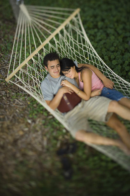 西方人,两个人,躺,闭眼,握手,睡,竖图,俯视,室外,白天,爱情,草地,草坪,植物,床,吊床,书籍,欧洲,欧洲人,吊挂,悬挂,阴影,服装,朦胧,模糊,光线,影子,浪漫,挂,休闲装,草,衣服,绿色,阳光,享受,休闲,温暖,温馨,休闲服,恩爱,恋人,服饰,和睦,安逸,安适,清闲,卧着,男人,男性,年轻男性,年轻女性,女人,女性,白种人,情侣,书,图书,闭眼睛,闭着眼,闭着眼睛,搀手,困,困觉,拉手,寝息,手搀手,手拉手,手牵手,手握手,睡觉,躺着,卧,半身,彩图,高角度拍摄,伴侣,融洽