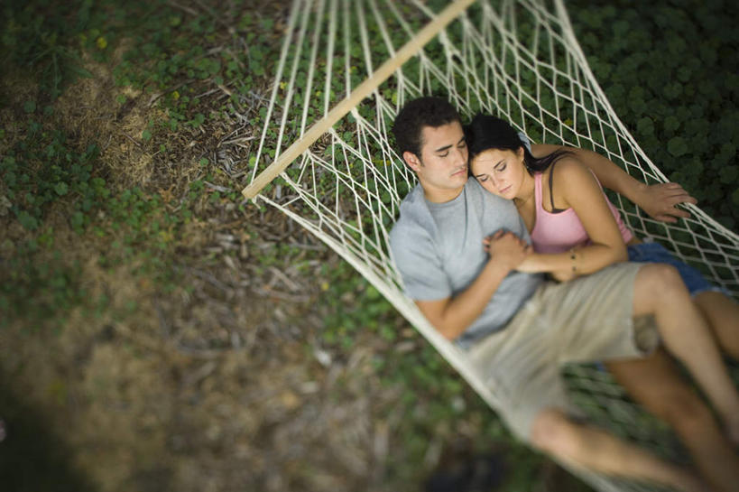 西方人,两个人,躺,闭眼,握手,睡,横图,俯视,室外,白天,爱情,草地,草坪,植物,床,吊床,欧洲,欧洲人,吊挂,悬挂,阴影,服装,朦胧,模糊,光线,影子,浪漫,挂,休闲装,草,衣服,绿色,阳光,享受,休闲,温暖,温馨,休闲服,恩爱,恋人,服饰,和睦,安逸,安适,清闲,卧着,男人,男性,年轻男性,年轻女性,女人,女性,白种人,情侣,闭眼睛,闭着眼,闭着眼睛,搀手,困,困觉,拉手,寝息,手搀手,手拉手,手牵手,手握手,睡觉,躺着,卧,半身,彩图,高角度拍摄,伴侣,融洽