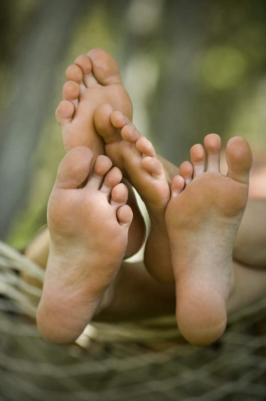 西方人,腿部,脚,脚趾,脚趾甲,腿,两个人,躺,竖图,室外,特写,白天,正面,爱情,草地,草坪,植物,床,吊床,欧洲,欧洲人,吊挂,悬挂,阴影,朦胧,模糊,光线,影子,浪漫,挂,草,绿色,阳光,享受,温暖,温馨,恩爱,恋人,和睦,安逸,安适,清闲,卧着,男人,男性,年轻男性,年轻女性,女人,女性,白种人,脚指甲,情侣,躺着,卧,半身,彩图,伴侣,融洽