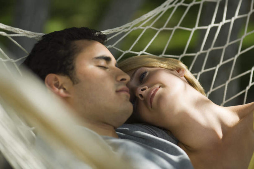 西方人,两个人,躺,闭眼,睡,横图,俯视,室外,白天,爱情,草地,草坪,植物,床,吊床,欧洲,欧洲人,吊挂,悬挂,阴影,服装,朦胧,模糊,光线,影子,浪漫,挂,休闲装,草,衣服,绿色,阳光,享受,休闲,温暖,温馨,休闲服,恩爱,恋人,服饰,和睦,安逸,安适,清闲,卧着,男人,男性,年轻男性,年轻女性,女人,女性,白种人,情侣,闭眼睛,闭着眼,闭着眼睛,困,困觉,寝息,睡觉,躺着,卧,半身,彩图,高角度拍摄,伴侣,融洽