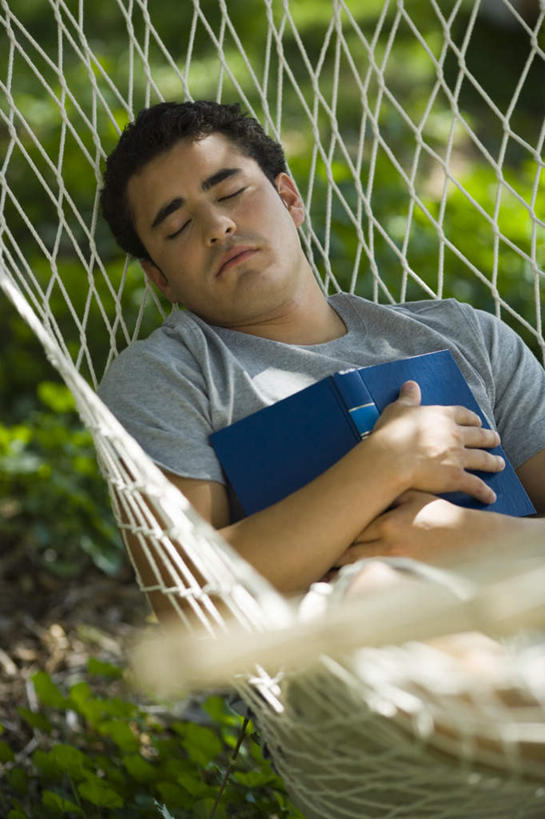 西方人,一个人,躺,闭眼,抱,睡,竖图,俯视,室外,白天,草地,草坪,植物,床,吊床,书籍,欧洲,欧洲人,仅一个男性,仅一个人,吊挂,悬挂,阴影,服装,朦胧,模糊,光线,影子,挂,休闲装,草,仅一个年轻男性,衣服,绿色,阳光,享受,休闲,休闲服,服饰,抱着,搂着,安逸,安适,清闲,卧着,男人,男性,年轻男性,白种人,书,图书,闭眼睛,闭着眼,闭着眼睛,困,困觉,搂,搂抱,寝息,睡觉,躺着,卧,半身,彩图,高角度拍摄