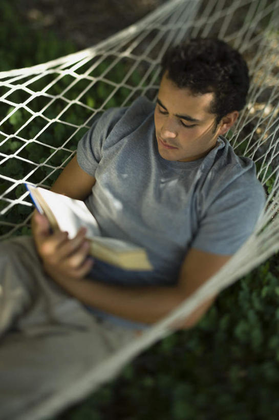 西方人,一个人,躺,竖图,俯视,室外,白天,草地,草坪,植物,床,吊床,书籍,欧洲,欧洲人,仅一个男性,仅一个人,吊挂,握,悬挂,阴影,服装,朦胧,模糊,光线,影子,挂,拿,拿着,注视,休闲装,草,仅一个年轻男性,衣服,绿色,阳光,观察,看,享受,休闲,休闲服,握着,服饰,观看,察看,安逸,关注,安适,清闲,卧着,男人,男性,年轻男性,白种人,书,图书,躺着,卧,半身,彩图,高角度拍摄