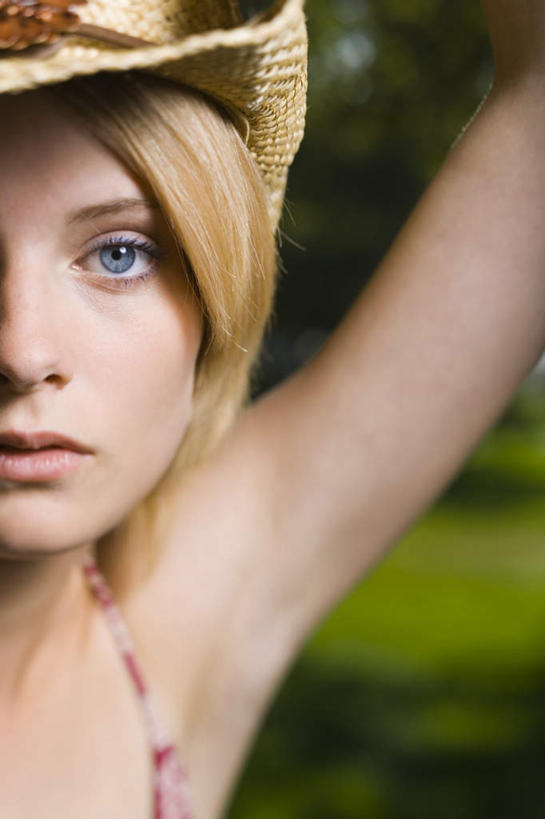 西方人,脸,头,脸颊,头发,一个人,举,竖图,室外,特写,白天,正面,草地,草坪,植物,帽子,吊带,欧洲,欧洲人,仅一个年轻女性,仅一个女性,仅一个人,阴影,服装,朦胧,模糊,光线,草帽,影子,注视,吊带衫,草,衣服,黄色,绿色,阳光,观察,看,托,服饰,观看,察看,衣着,穿着,关注,一顶,衣饰,年轻女性,女人,女性,白种人,头部,直发,脸部,脸蛋,面部,举起,举手,举着,向上举,向上伸,向上托,半身,彩图,短发