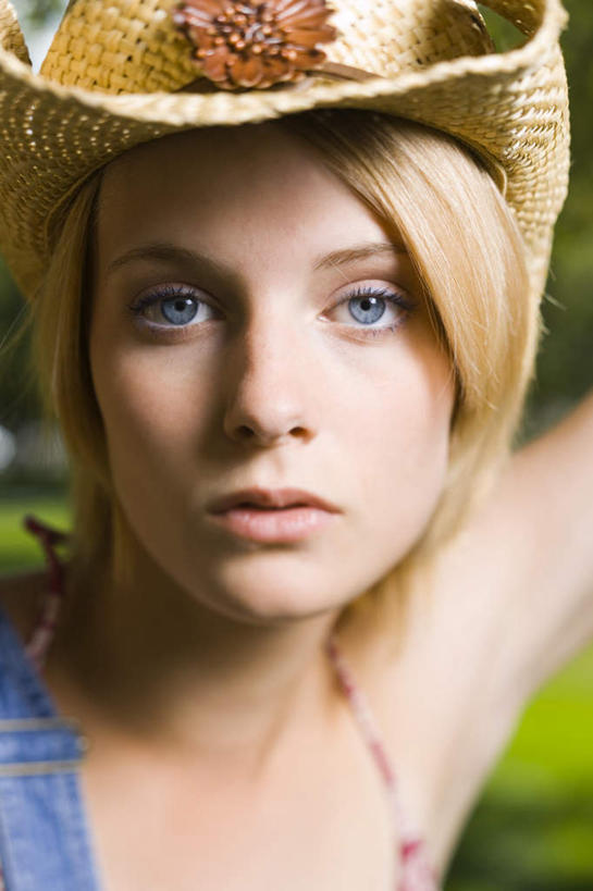 西方人,脸,头,脸颊,头发,一个人,举,竖图,室外,特写,白天,正面,草地,草坪,植物,帽子,吊带,欧洲,欧洲人,仅一个年轻女性,仅一个女性,仅一个人,阴影,服装,朦胧,模糊,光线,草帽,影子,注视,吊带衫,草,衣服,黄色,绿色,阳光,观察,看,托,服饰,观看,察看,衣着,穿着,关注,一顶,衣饰,年轻女性,女人,女性,白种人,头部,直发,脸部,脸蛋,面部,举起,举手,举着,向上举,向上伸,向上托,半身,彩图,短发