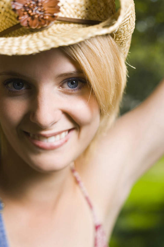 西方人,脸,头,脸颊,头发,一个人,举,笑,微笑,露齿笑,竖图,室外,特写,白天,正面,草地,草坪,植物,帽子,吊带,欧洲,欧洲人,仅一个年轻女性,仅一个女性,仅一个人,阴影,服装,朦胧,模糊,光线,草帽,影子,注视,吊带衫,草,衣服,黄色,绿色,阳光,观察,看,托,服饰,观看,察看,衣着,穿着,关注,一顶,衣饰,年轻女性,女人,女性,白种人,头部,直发,脸部,脸蛋,面部,举起,举手,举着,向上举,向上伸,向上托,半身,彩图,短发