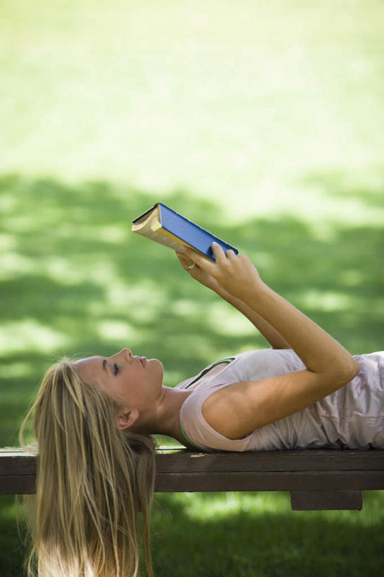 西方人,一个人,躺,竖图,室外,白天,侧面,草地,草坪,植物,书籍,椅子,欧洲,欧洲人,仅一个年轻女性,仅一个女性,仅一个人,握,阴影,服装,朦胧,模糊,光线,影子,木椅,拿,拿着,注视,休闲装,草,树,树木,衣服,绿色,阳光,自然,观察,看,休闲,休闲服,握着,服饰,生长,成长,观看,察看,关注,卧着,年轻女性,女人,女性,白种人,书,图书,躺着,卧,半身,彩图