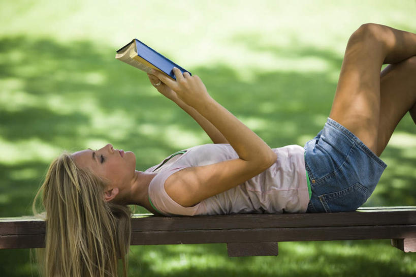 西方人,一个人,躺,横图,室外,白天,侧面,草地,草坪,植物,书籍,椅子,欧洲,欧洲人,仅一个年轻女性,仅一个女性,仅一个人,握,阴影,服装,朦胧,模糊,光线,影子,木椅,二郎腿,拿,拿着,注视,休闲装,草,树,树木,衣服,绿色,阳光,自然,观察,看,休闲,休闲服,握着,服饰,生长,成长,观看,察看,关注,卧着,年轻女性,女人,女性,白种人,书,图书,躺着,卧,半身,彩图