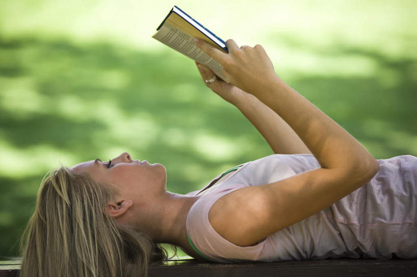 西方人,一个人,躺,横图,室外,白天,侧面,草地,草坪,植物,书籍,椅子,欧洲,欧洲人,仅一个年轻女性,仅一个女性,仅一个人,握,阴影,服装,朦胧,模糊,光线,影子,木椅,拿,拿着,注视,休闲装,草,树,树木,衣服,绿色,阳光,自然,观察,看,休闲,休闲服,握着,服饰,生长,成长,观看,察看,关注,卧着,年轻女性,女人,女性,白种人,书,图书,躺着,卧,半身,彩图