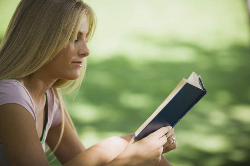 西方人,一个人,坐,笑,微笑,横图,室外,白天,侧面,草地,草坪,植物,书籍,欧洲,欧洲人,仅一个年轻女性,仅一个女性,仅一个人,握,服装,朦胧,模糊,拿,拿着,注视,休闲装,草,树,树木,衣服,绿色,自然,观察,看,休闲,休闲服,握着,服饰,生长,成长,观看,察看,关注,年轻女性,女人,女性,白种人,书,图书,坐着,半身,彩图