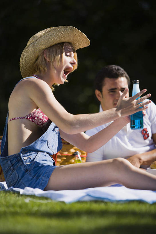 西方人,两个人,坐,笑,大笑,竖图,室外,白天,侧面,泳装,比基尼,爱情,兴奋,草地,草坪,植物,帽子,欧洲,欧洲人,握,阴影,服装,朦胧,模糊,光线,草帽,篮子,影子,坐垫,浪漫,拿,拿着,注视,休闲装,玻璃制品,草,树,树木,衣服,绿色,阳光,自然,玻璃瓶,瓶子,观察,看,张嘴,休闲,温暖,温馨,休闲服,恩爱,握着,恋人,服饰,生长,成长,观看,和睦,察看,关注,张大嘴巴,哈哈大笑,野餐垫,野餐地毯,多功能毯,食物篮,男人,男性,年轻男性,年轻女性,女人,女性,白种人,情侣,张开嘴,坐着,半身,彩图,三点式,泳衣,高兴,狂笑,伴侣,融洽,野餐篮