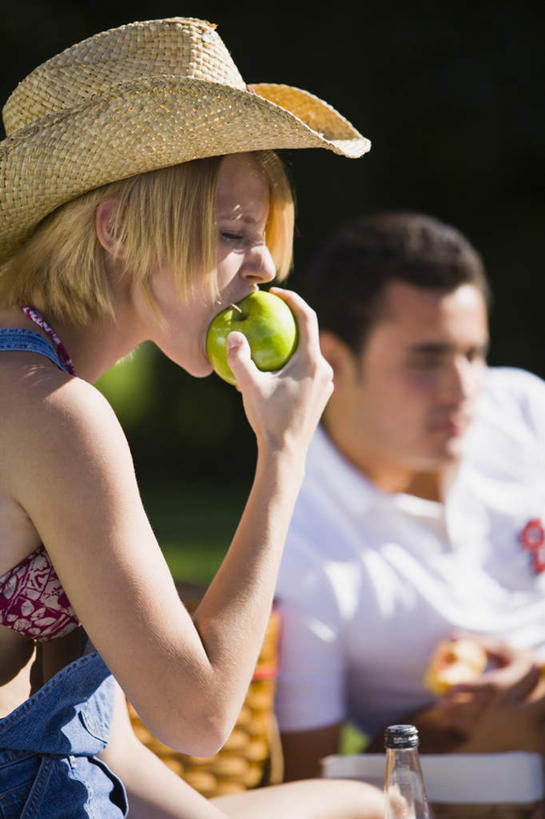 西方人,两个人,坐,吃,竖图,室外,白天,侧面,泳装,比基尼,爱情,草地,草坪,植物,苹果,帽子,水果,欧洲,欧洲人,握,阴影,服装,朦胧,模糊,新鲜,光线,草帽,篮子,影子,生食,食品,果实,浪漫,拿,拿着,注视,休闲装,草,树,树木,食物,一个,衣服,绿色,阳光,自然,观察,看,趴着,休闲,温暖,温馨,休闲服,恩爱,握着,恋人,服饰,有机食品,绿色食品,生长,单个,成长,观看,和睦,察看,关注,食物篮,男人,男性,年轻男性,年轻女性,女人,女性,白种人,情侣,嚼,趴,食,坐着,半身,彩图,三点式,泳衣,伴侣,融洽,野餐篮