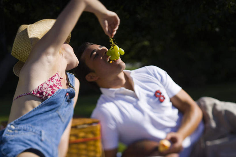 西方人,两个人,吃,横图,室外,白天,正面,泳装,比基尼,爱情,帽子,水果,欧洲,欧洲人,握,阴影,服装,朦胧,模糊,新鲜,光线,草帽,篮子,影子,生食,食品,果实,浪漫,拿,拿着,注视,休闲装,葡萄柚,食物,衣服,阳光,西柚,观察,看,趴着,休闲,温暖,温馨,休闲服,恩爱,握着,恋人,服饰,有机食品,绿色食品,观看,和睦,察看,关注,食物篮,朱栾,男人,男性,年轻男性,年轻女性,女人,女性,白种人,情侣,嚼,趴,食,半身,彩图,三点式,泳衣,伴侣,融洽,野餐篮