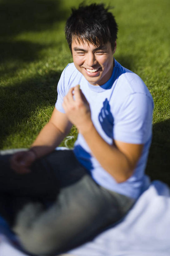 东方人,一个人,坐,笑,微笑,露齿笑,竖图,俯视,室外,白天,草地,草坪,植物,亚洲,仅一个男性,仅一个人,阴影,服装,裤子,朦胧,模糊,光线,影子,坐垫,注视,牛仔裤,休闲装,黄种人,草,仅一个年轻男性,衣服,绿色,阳光,观察,看,休闲,休闲服,服饰,观看,察看,关注,野餐垫,野餐地毯,多功能毯,男人,男性,年轻男性,亚洲人,坐着,半身,彩图,高角度拍摄