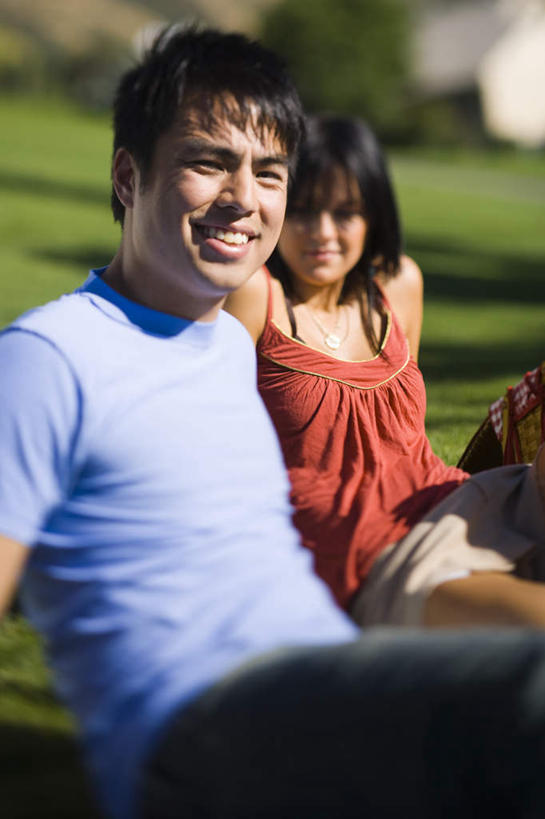 东方人,两个人,坐,笑,微笑,露齿笑,竖图,室外,白天,正面,爱情,草地,草坪,植物,亚洲,撑,阴影,服装,朦胧,模糊,光线,影子,浪漫,注视,休闲装,黄种人,草,衣服,绿色,阳光,观察,看,休闲,温暖,温馨,休闲服,恩爱,恋人,服饰,观看,和睦,察看,撑着,关注,男人,男性,年轻男性,年轻女性,女人,女性,亚洲人,情侣,坐着,半身,彩图,伴侣,融洽