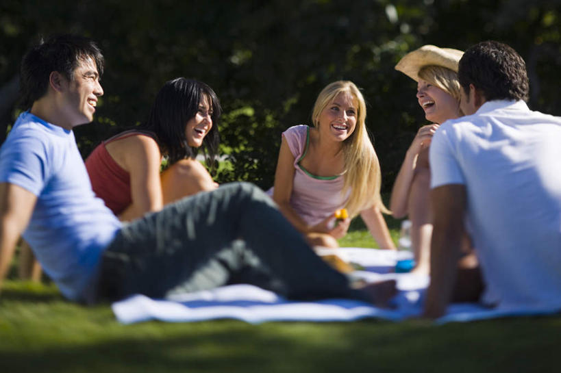 点心,面包,东方人,西方人,伙伴,朋友,坐,笑,说,微笑,露齿笑,横图,室外,白天,正面,讨论,友谊,草地,草坪,植物,帽子,欧洲,欧洲人,亚洲,五个人,阴影,服装,光线,草帽,影子,坐垫,食品,面点,许多人,注视,休闲装,黄种人,相视,草,树,树木,食物,糕点,衣服,绿色,阳光,自然,观察,看,一群人,休闲,面对面,休闲服,服饰,生长,成长,观看,对视,察看,互视,关注,相对,相看,野餐垫,野餐地毯,多功能毯,交流,友情,男人,男性,年轻男性,年轻女性,女人,女性,白种人,亚洲人,沟通,讲话,交谈,商讨,说话,谈话,坐着,半身,彩图