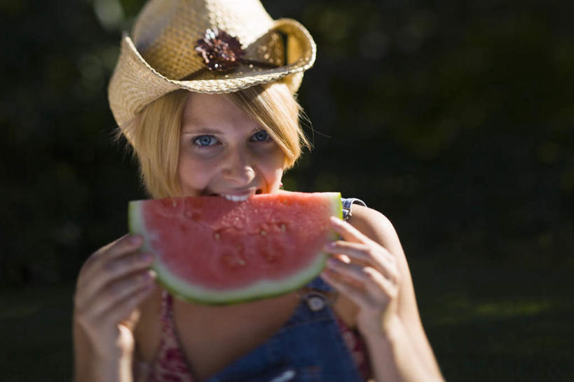 西方人,脸,头,脸颊,手,一个人,吃,横图,室外,特写,白天,正面,泳装,比基尼,草地,草坪,植物,西瓜,帽子,水果,欧洲,欧洲人,双手,仅一个年轻女性,仅一个女性,仅一个人,一片,握,裤子,朦胧,模糊,新鲜,草帽,生食,食品,果实,拿,拿着,注视,草,树,树木,食物,红色,绿色,自然,观察,看,手部,背带裤,握着,有机食品,绿色食品,生长,成长,观看,察看,关注,饭单裤,工装裤,年轻女性,女人,女性,白种人,头部,脸部,脸蛋,面部,寒瓜,嚼,食,半身,彩图,三点式,泳衣