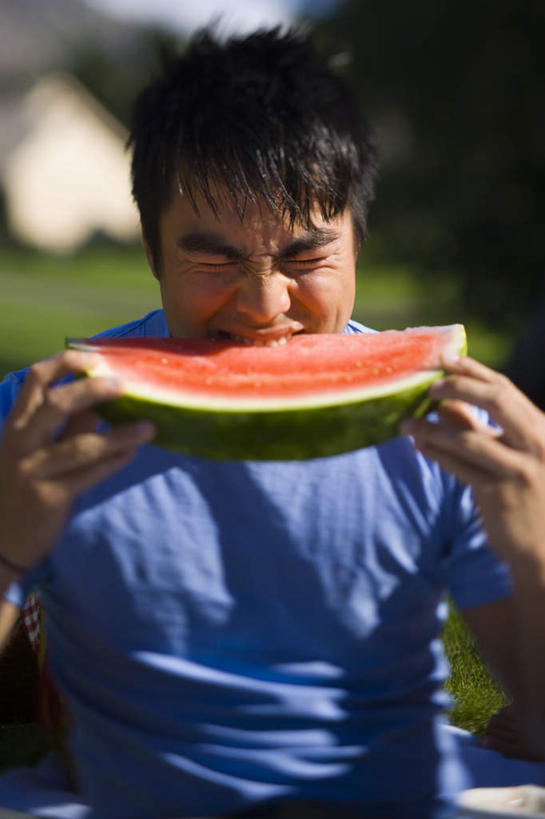 东方人,一个人,站,闭眼,吃,竖图,室外,白天,正面,草地,草坪,植物,西瓜,水果,亚洲,仅一个男性,仅一个人,一片,握,阴影,服装,朦胧,模糊,新鲜,光线,影子,生食,食品,果实,拿,拿着,休闲装,黄种人,草,树,树木,食物,仅一个年轻男性,衣服,红色,蓝色,绿色,阳光,自然,站着,休闲,休闲服,握着,服饰,有机食品,绿色食品,生长,成长,男人,男性,年轻男性,亚洲人,寒瓜,闭眼睛,闭着眼,闭着眼睛,嚼,食,站立,半身,彩图