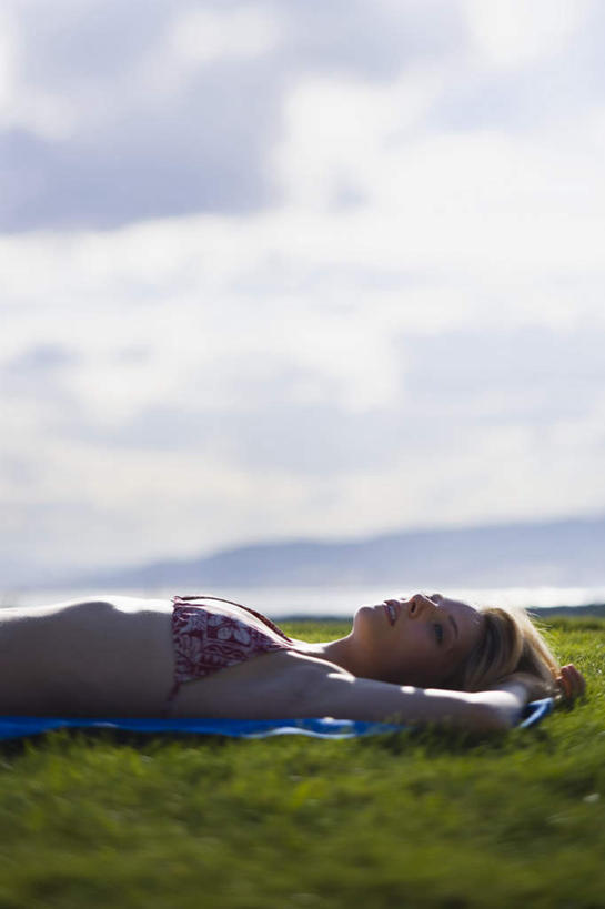 西方人,一个人,躺,闭眼,睡,竖图,室外,白天,侧面,泳装,比基尼,草地,草坪,植物,欧洲,欧洲人,仅一个年轻女性,仅一个女性,仅一个人,阴影,光线,纺织物,影子,浴巾,地平线,云,云朵,辽阔,地面,云彩,草,蓝色,绿色,白云,蓝天,天空,阳光,毛巾,天,清洁,广阔,晴朗,保暖,一望无际,延伸,透气,防水,天地相交,无边无际,一马平川,储水,耐磨,吸水,卧着,年轻女性,女人,女性,白种人,晴空,闭眼睛,闭着眼,闭着眼睛,困,困觉,寝息,睡觉,躺着,卧,半身,彩图,三点式,泳衣