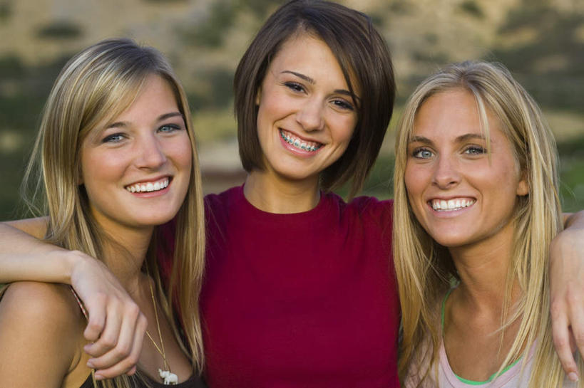 西方人,脸,头,脸颊,手,三个人,伙伴,朋友,站,抱,笑,微笑,露齿笑,横图,室外,特写,白天,正面,友谊,草地,草坪,植物,欧洲,欧洲人,一排,阴影,服装,朦胧,模糊,整齐,光线,影子,注视,休闲装,肩膀,草,排列,衣服,绿色,阳光,观察,看,站着,休闲,手部,休闲服,服饰,抱着,观看,单手,察看,搂着,队列,关注,友情,年轻女性,女人,女性,白种人,头部,脸部,脸蛋,面部,怀抱,搂,搂抱,相抱,拥抱,站立,半身,彩图