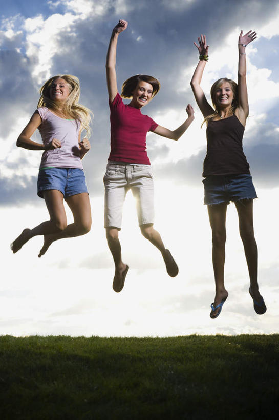 西方人,三个人,伙伴,朋友,跳,举,笑,微笑,露齿笑,竖图,室外,白天,仰视,友谊,草地,草坪,日落,植物,欧洲,欧洲人,阴影,服装,光线,影子,地平线,晚霞,霞光,落日,辽阔,地面,半空,注视,休闲装,草,衣服,绿色,阳光,黄昏,观察,看,托,休闲,广阔,休闲服,彩霞,服饰,观看,一望无际,察看,关注,延伸,天地相交,无边无际,一马平川,夕照,友情,年轻女性,女人,女性,白种人,夕阳,举起,举手,举着,跳跃,向上举,向上伸,向上托,彩图,低角度拍摄,全身,斜阳