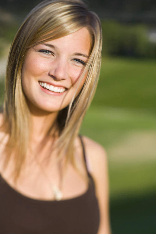 西方人,脸,头,脸颊,头发,一个人,站,笑,微笑,露齿笑,竖图,室外,特写,白天,正面,草地,草坪,植物,吊带,欧洲,欧洲人,仅一个年轻女性,仅一个女性,仅一个人,服装,朦胧,模糊,棕色,注视,吊带衫,肩膀,草,衣服,黄色,绿色,观察,看,站着,服饰,观看,察看,衣着,穿着,关注,衣饰,年轻女性,女人,女性,白种人,头部,长发,直发,脸部,脸蛋,面部,站立,半身,彩图