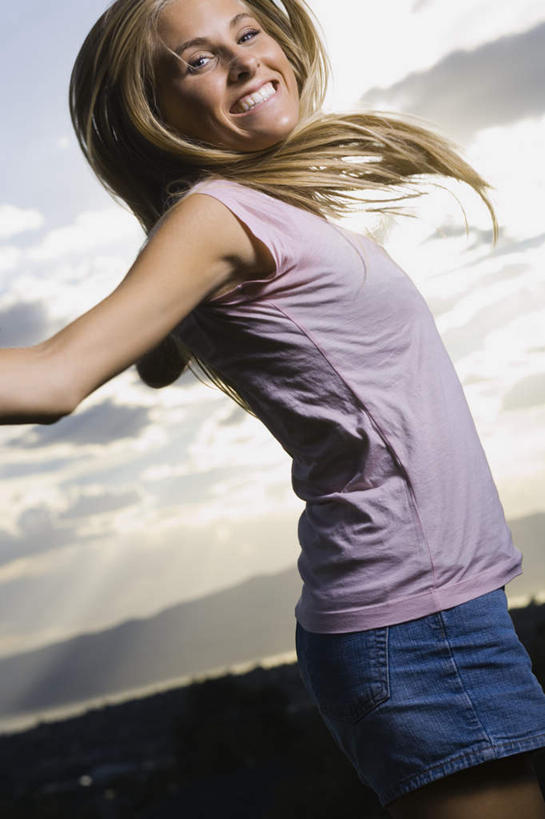 西方人,一个人,跳,伸展双臂,笑,微笑,露齿笑,竖图,室外,白天,侧面,日落,欧洲,欧洲人,仅一个年轻女性,仅一个女性,仅一个人,阴影,服装,光线,影子,晚霞,霞光,落日,扭头,注视,休闲装,衣服,阳光,黄昏,观察,看,转头,休闲,休闲服,彩霞,服饰,观看,察看,关注,夕照,年轻女性,女人,女性,白种人,夕阳,敞开双臂,伸开双臂,跳跃,展开双肩,张开手臂,张开双臂,半身,彩图,斜阳